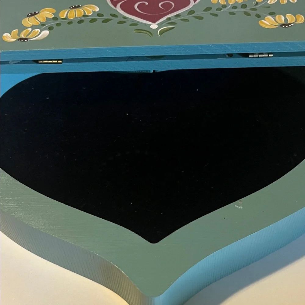 Heart-Shaped Wooden Handpainted Green Floral Velvet-lined Box - Picture 3 of 7